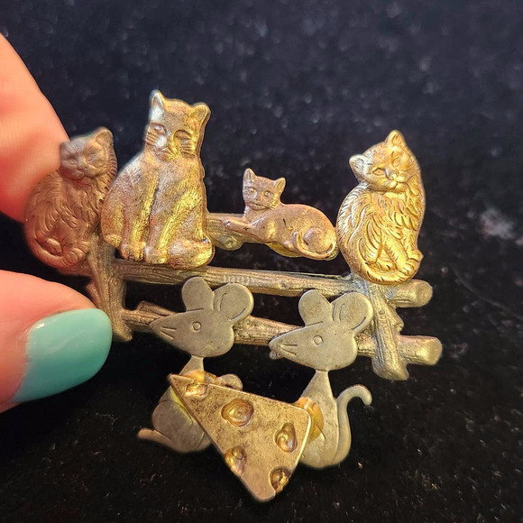 Vintage Three Tone Metal Kitty Cat Mouse Holding Swiss Cheese Brooch Pin 2" - Picture 1 of 3